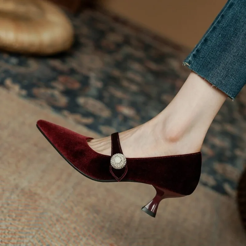 Women Shoes Heels - รองเท้าส้นเข็มแบบแมรี่เจนหัวแหลมสีไวน์แดง สไตล์วินเทจสำหรับผู้หญิง แบบหัวเข็มขัดเดียว รองเท้าส้นสูงหัวแหลมแบบกำมะหยี่