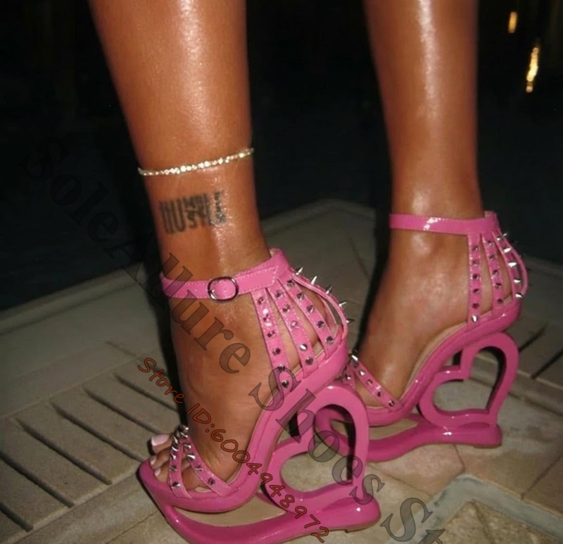 Peep Toe Heels - รองเท้าส้นเตารีดแบบรัดข้อเท้าสีชมพูสด ประดับหมุดทรงแหลม รูปหัวใจเว้าแบบกรง วัสดุเงาแบบ Patent พร้อมสายรัดข้อเท้า